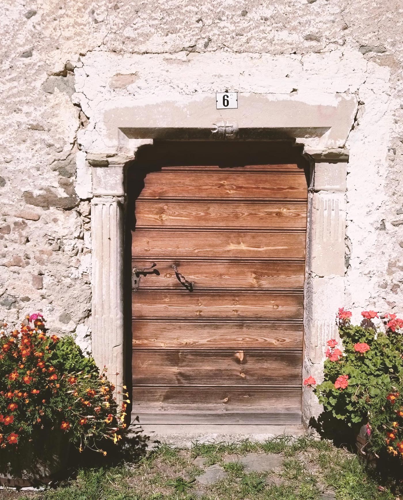 Porta d'ingresso di un vecchio maso nel altipiano dello Sciliar